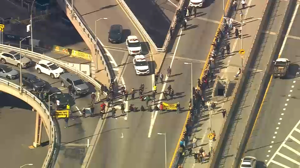 Protesters blocking traffic on Brooklyn Bridge
       — Tarrytown Community news