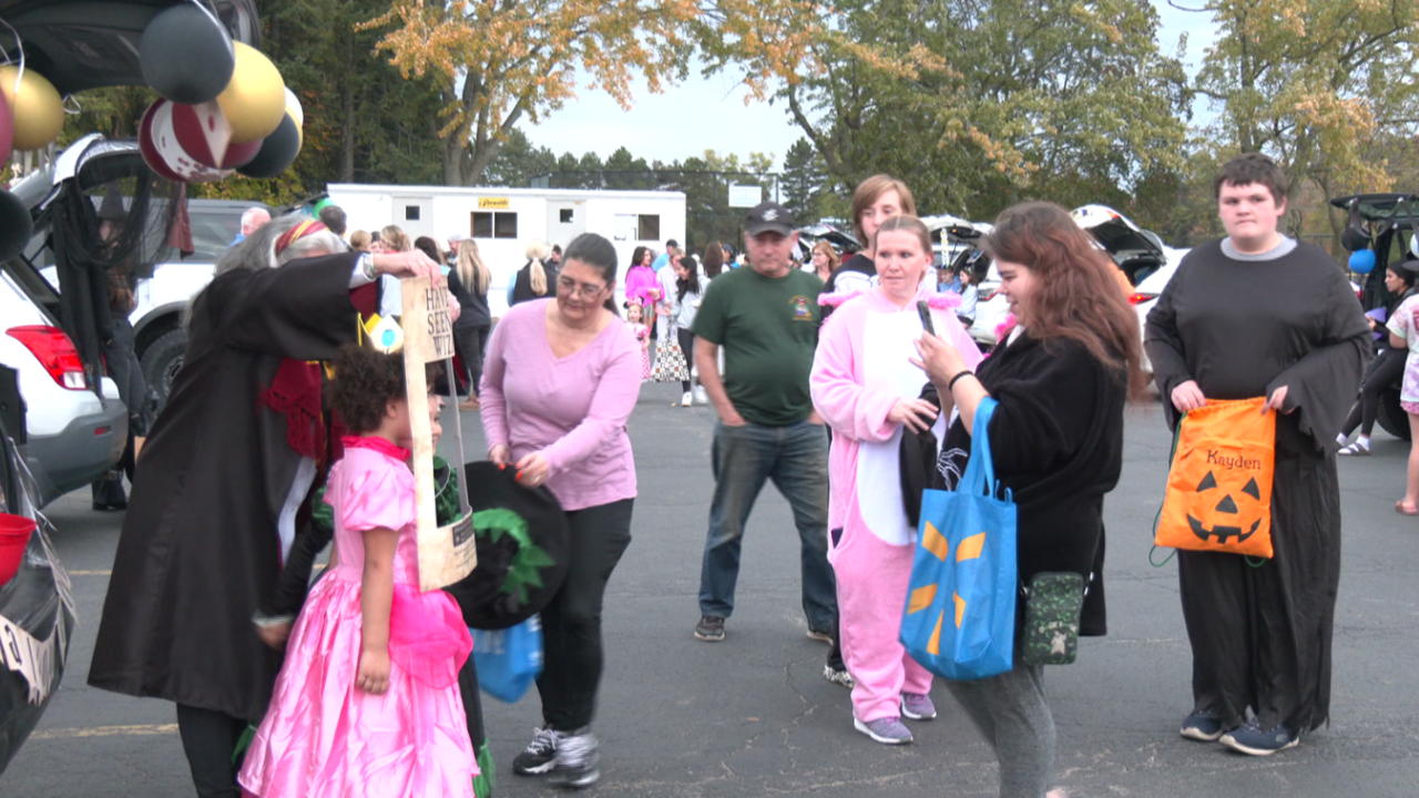Irondequoit kids enjoy trunk or treat at Bishop Kearney High School ahead of Halloween — WHEC News10NBC (Rochester)
